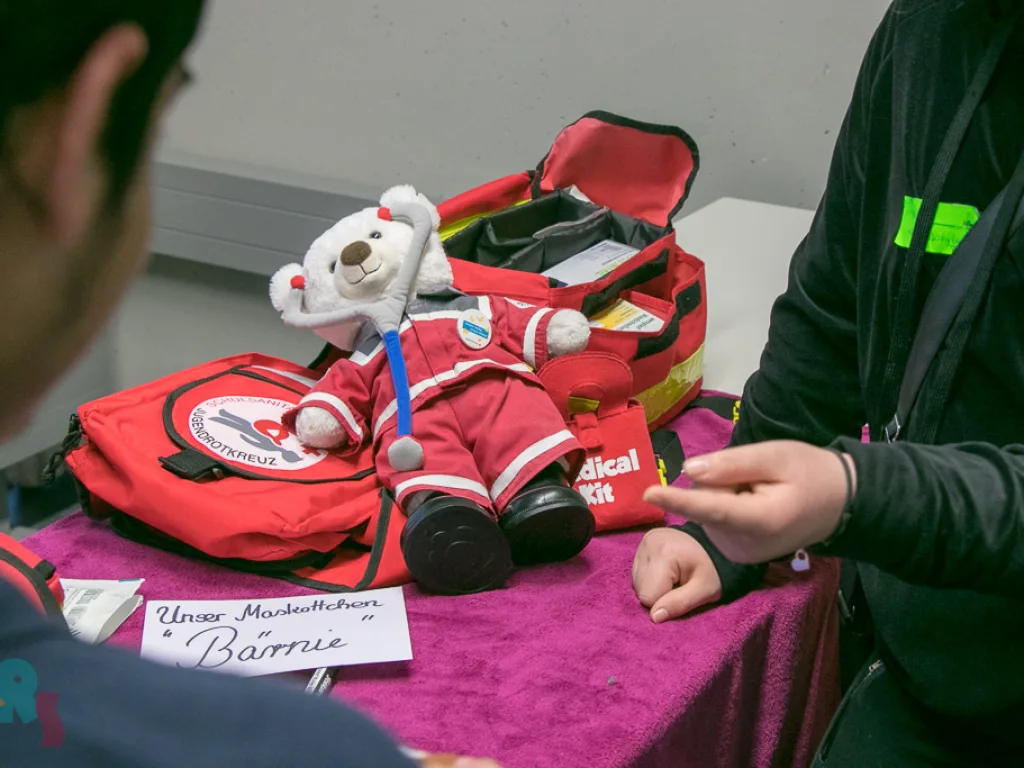 Person zeigt den Inhalt einer Notfalltasche des Sanitätsdienstes.